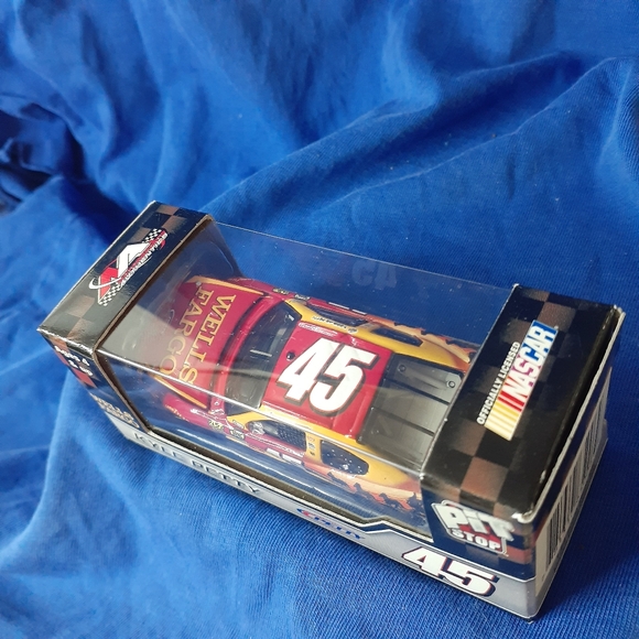 💯RARE Nascar 2007 #45 Wells Fargo Car Kyle Petty 1:64 Pit Stop $12.50 🇨🇦 Ship - Picture 9 of 16